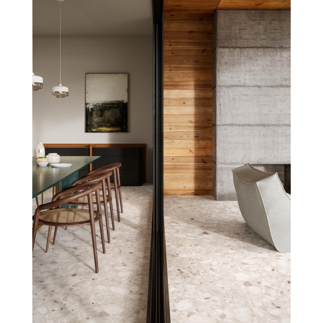 Fliese Sant Agostino Venistone in der Farbe Ivory verlegt an einer Terrassentür