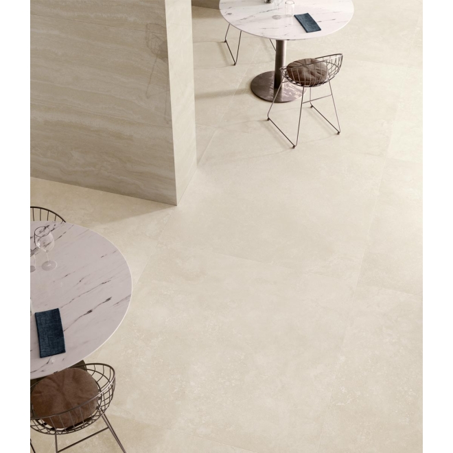 Fliese Sant Agostino Via Appia in der Farbe Ivory Cross verlegt unter Restauranttischen