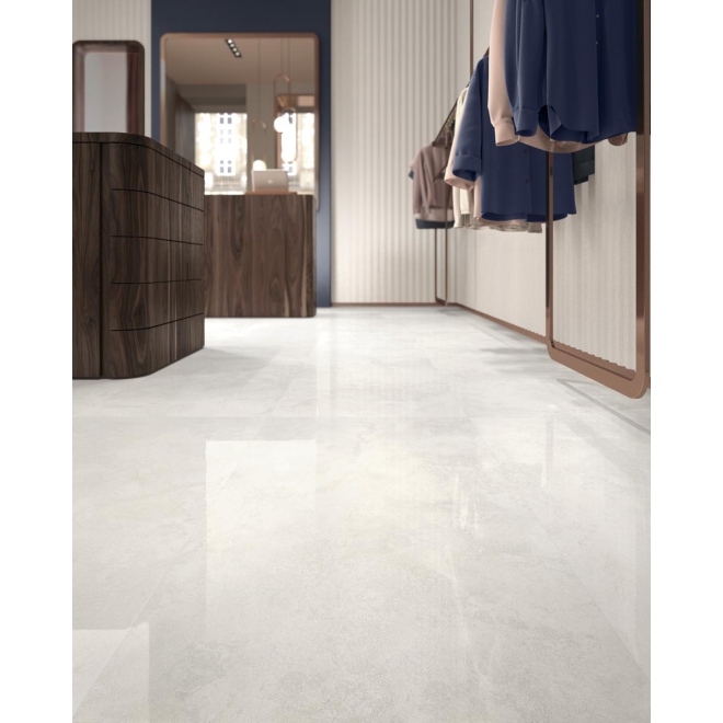 Fliese Sant Agostino Via Appia in der Farbe White Cross verlegt unter einer Kleiderstange