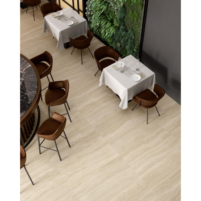 Fliese Sant Agostino Via Appia in der Farbe Beige Vein verlegt unter Restauranttischen