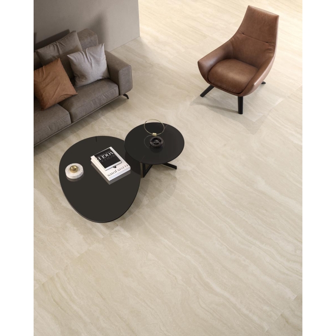 Fliese Sant Agostino Via Appia in der Farbe Ivory Vein verlegt unter einem Wohnzimmertisch und Sofa