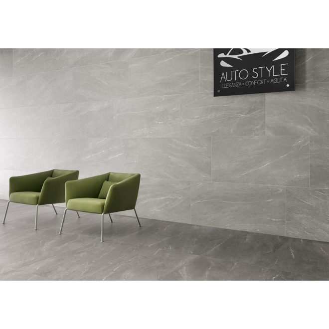 Fliese Sant Agostino Waystone in der Farbe Pearl verlegt unter zwei Stühlen