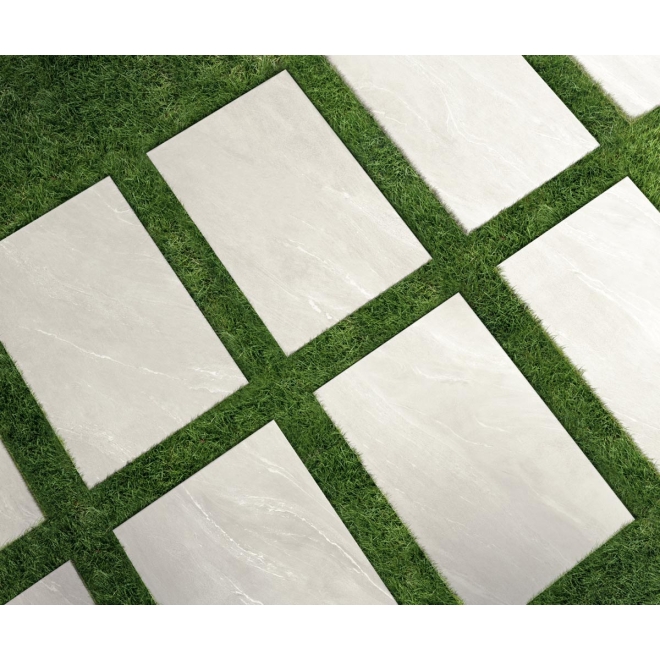 Fliese Sant Agostino Waystone in der Farbe Light verlegt in einem Garten