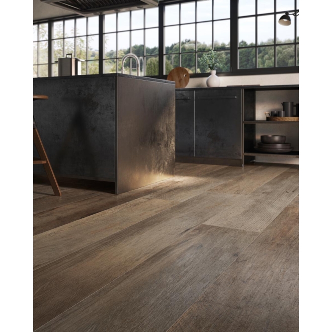 Fliese Sant Agostino Yorkwood in der Farbe Brown verlegt in einer Küche