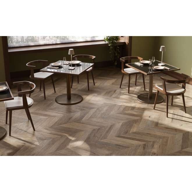 Chevron Sant Agostino Yorkwood in der Farbe Brown verlegt in einem Restaurant