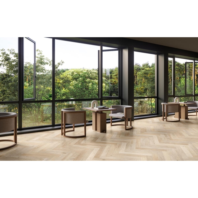 Fliese Sant Agostino Yorkwood in der Farbe Honey verlegt in einer Bücherei