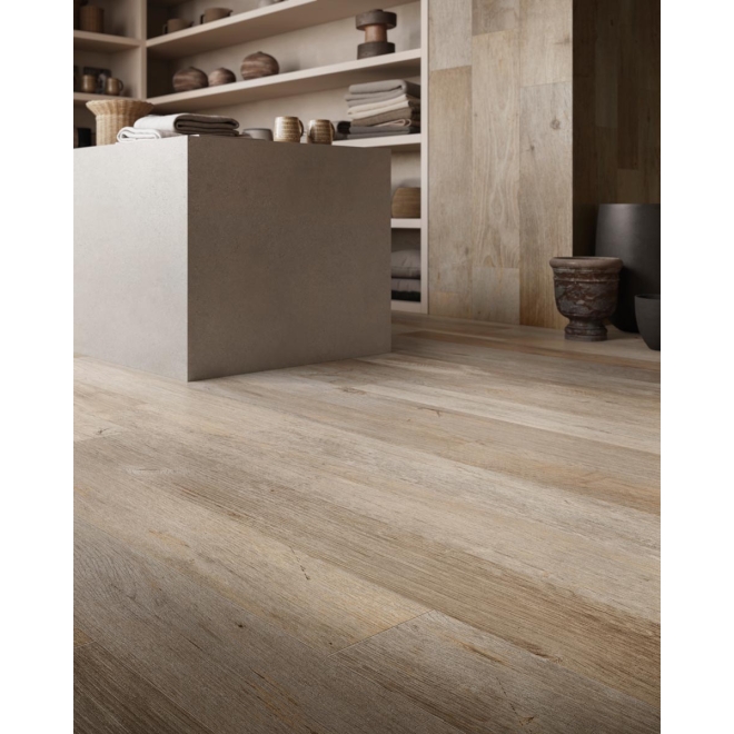 Fliese Sant Agostino Yorkwood in der Farbe Walnut verlegt unter einem Ausstellungstisch