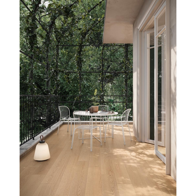 Terrassenplatte Sant Agostino Gracewood in der Farbe Honey verlegt auf einem Balkon