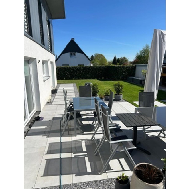 Terrassenplatte Sant Agostino Sable in der Farbe Pearl verlegt auf einer Terrasse
