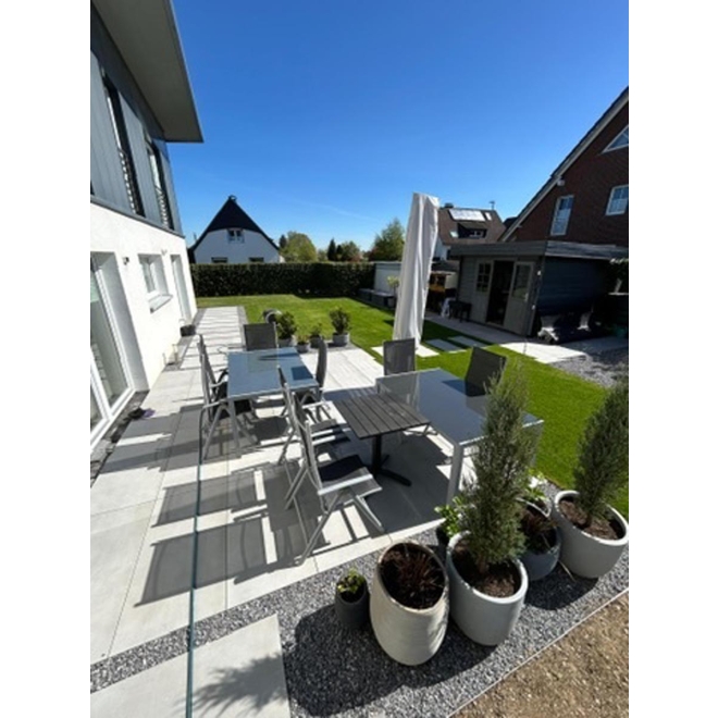 Terrassenplatte Sant Agostino Sable in der Farbe Pearl verlegt auf einer Terrasse