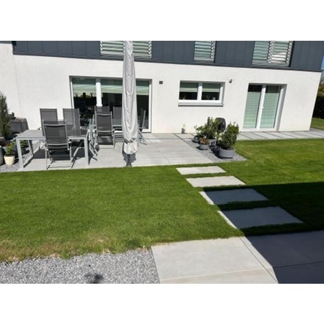 Terrassenplatte Sant Agostino Sable in der Farbe Pearl verlegt auf einer Terrasse