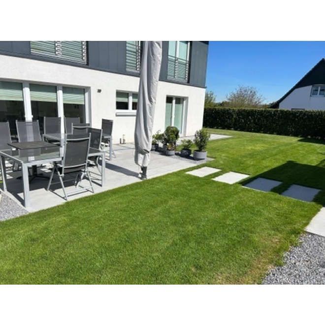 Terrassenplatte Sant Agostino Sable in der Farbe Pearl verlegt auf einer Terrasse