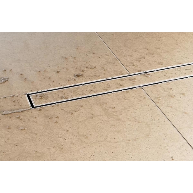 Schlüter KERDI-LINE-TF eingebaut in einer Dusche mit sandfarbenen Fliesen