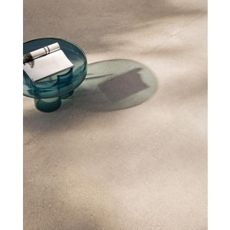 Fliese Sant Agostino Duo in der Farbe Back Desert verlegt unter einem Glastisch