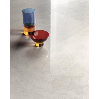 Fliese Sant Agostino Via Appia in der Farbe White Cross verlegt unter zwei Gläsern