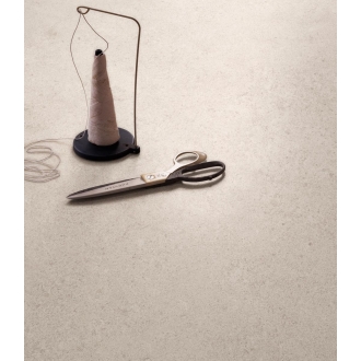 Fliese Sant Agostino Highstone in der Farbe Greige verlegt unter Faden und einer Schere