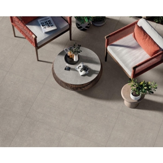 Fliese Mirage Nyuma in der Farbe Torching verlegt unter Gartenmöbeln