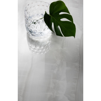 Fliese Sant Agostino Akoya in der Farbe Silver verlegt unter einer Vase