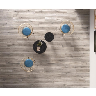 Fliese Sant Agostino Barkwood in der Farbe Ash verlegt in einem Wohnzimmer