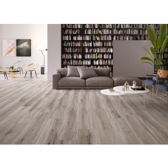 Fliese Sant Agostino Barkwood in der Farbe Ash verlegt in einem Wohnzimmer