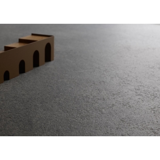 Fliese Sant Agostino Bergstone in der Farbe Dark verlegt unter Dekoration