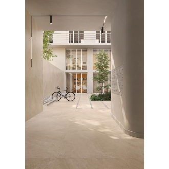 Fliese Sant Agostino Bergstone in der Farbe Ivory verlegt in einem Flur