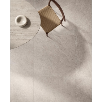 Fliese Sant Agostino Bergstone in der Farbe Pearl verlegt unter einem Tisch und Stuhl