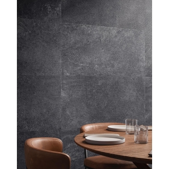 Dekor Sant Agostino Bergstone in der Farbe Black verlegt hinter einem Restauranttisch