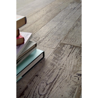 Fliese Sant Agostino Blendart in der Farbe Grey verlegt unter einem Stapel Bücher