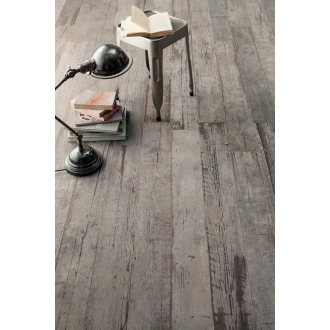 Fliese Sant Agostino Blendart in der Farbe Grey verlegt unter einem Stapel Bücher und einem Hocker