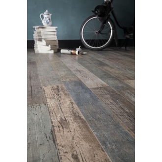 Fliese Sant Agostino Blendart in der Farbe Mix verlegt unter einem Stapel Bücher und einem Fahrrad