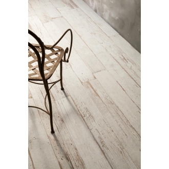 Fliese Sant Agostino Blendart in der Farbe White verlegt unter einem Stuhl