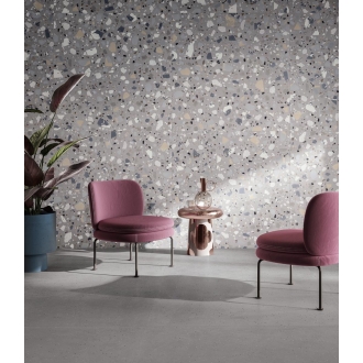 Fliese Sant Agostino Deconcrete in der Farbe De-Medium Grey verlegt hinter zwei Stühlen