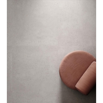 Fliese Sant Agostino Deconcrete in der Farbe De-Micro Pearl verlegt unter einem Sessel