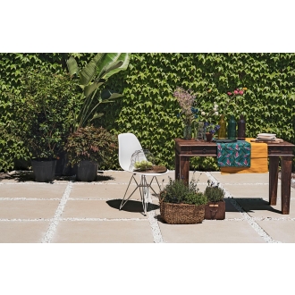 Fliese Sant Agostino Deconcrete in der Farbe De-Micro Sand verlegt auf einer Terrasse