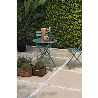 Fliese Sant Agostino Deconcrete in der Farbe De-Micro Sand verlegt auf einer Terrasse