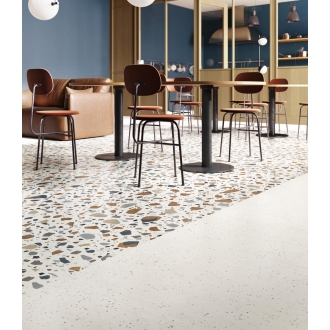 Fliese Sant Agostino Deconcrete in der Farbe De-Micro White verlegt in einem Speisesaal