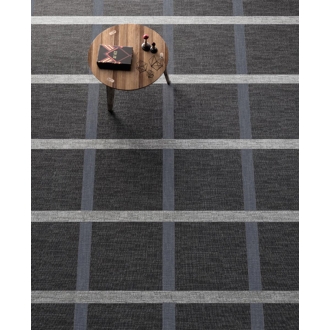 Fliese Sant Agostino Digitalart in der Farbe Denim verlegt unter einem runden Tisch