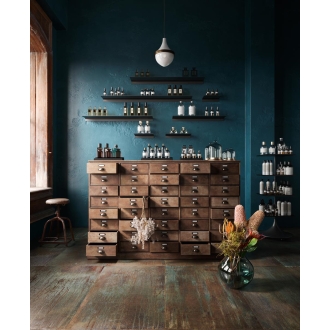 Fliese Sant Agostino Dripart in der Farbe Bronze verlegt in einem Laden