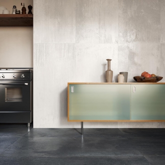 Fliese Sant Agostino Dripart in der Farbe Calamine verlegt unter einem Backofen