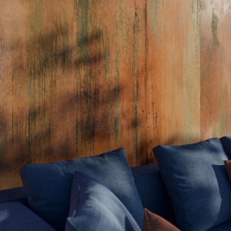 Fliese Sant Agostino Dripart in der Farbe Copper verlegt hinter einem Sofa