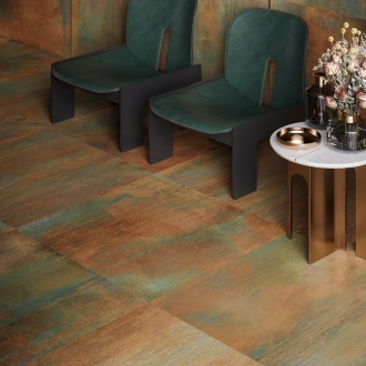 Fliese Sant Agostino Dripart in der Farbe Copper verlegt an zwei Stühlen