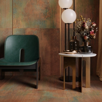 Fliese Sant Agostino Dripart in der Farbe Bronze verlegt an einem Stuhl