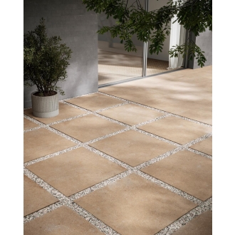 Fliese Sant Agostino Duo in der Farbe Back Caramel verlegt auf einer Terrasse