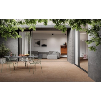 Fliese Sant Agostino Duo in der Farbe Back Caramel verlegt auf einer Terrasse und in einem Wohnzimmer