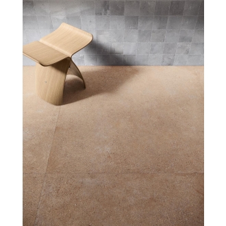 Fliese Sant Agostino Duo in der Farbe Back Caramel verlegt unter einem Holzhocker