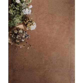 Fliese Sant Agostino Duo in der Farbe Back Cotto verlegt unter Blumen