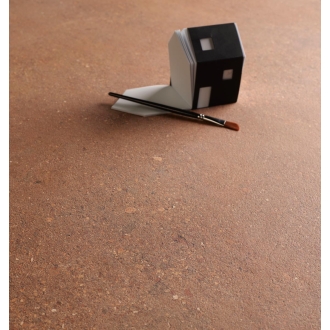 Fliese Sant Agostino Duo in der Farbe Back Cotto verlegt unter einem Notizblock und Pinsel