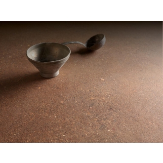 Fliese Sant Agostino Duo in der Farbe Back Cotto verlegt unter einer Schüssel