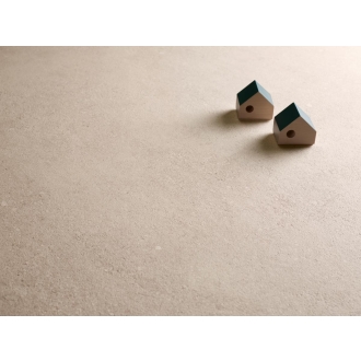 Fliese Sant Agostino Duo in der Farbe Back Desert verlegt unter zwei Miniatur Holzhäusern